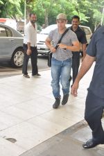 Aamir Khan snapped in Domestic Airport, Mumbai on 25th Sept 2013 (6).JPG